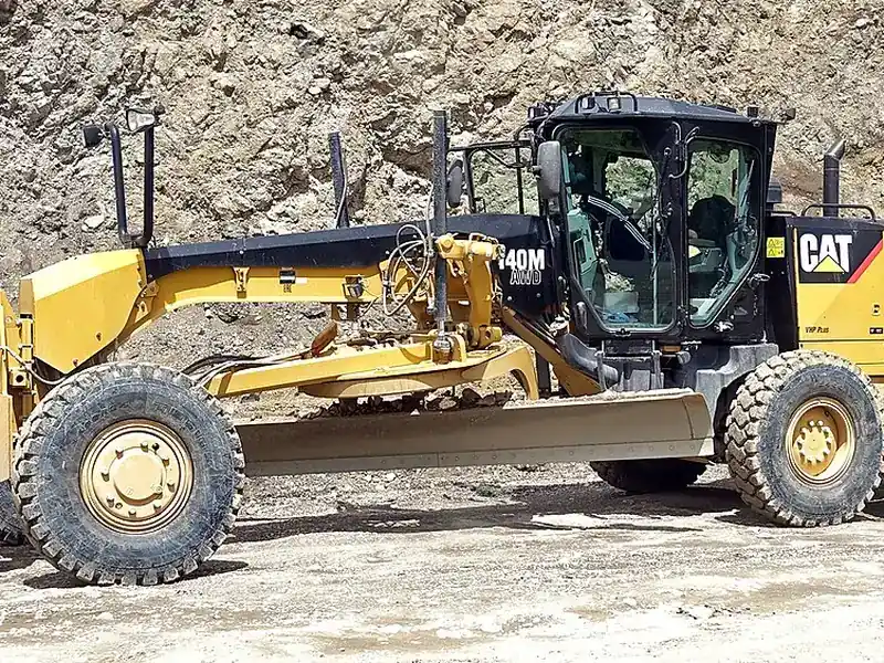 Caterpillar 140M Motor Grader, transport dimensions 28'7" L x 12'0" W x n/a H, 41,868 lb