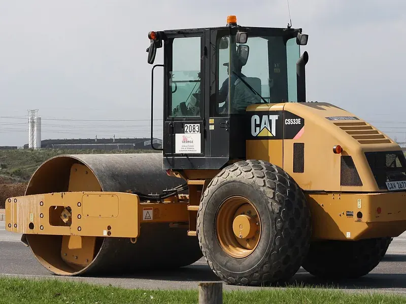 Caterpillar CS533E Vibratory Smooth Drum Roller, transport dimensions 18'1" L x 7'7" W x 10'1" H, 23,898 lb