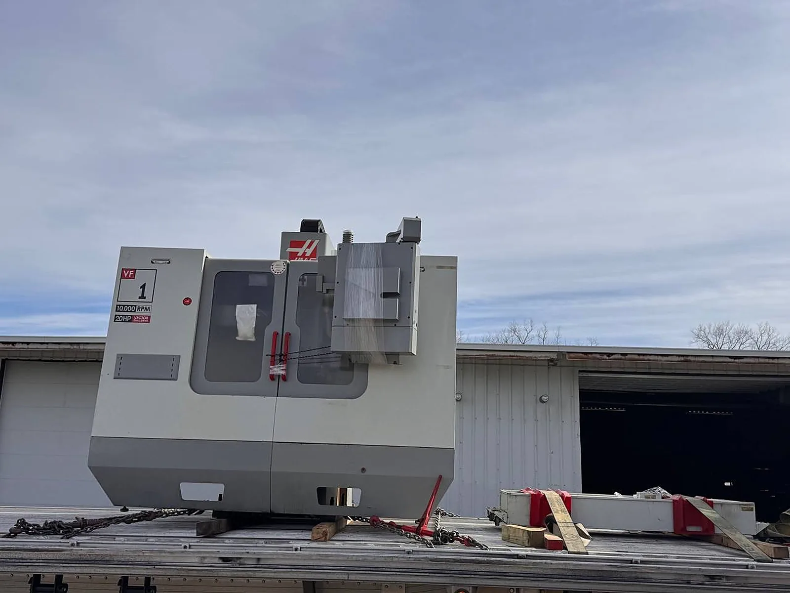Haas Vertical Mill on a Flatbed Haas vertical machining center loaded on a flatbed